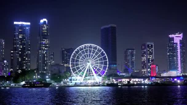 Skyline Miami s výhledem do nebe Ferris Wheel v noci - MIAMI, FLORIDA - FEBRUARY 14, 2022 — Stock video