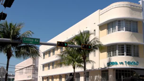 Berömda Collins Avenue vid Art Deco District i Miami Beach - MIAMI, FLORIDA - the RUARY 14, 2022 — Stockvideo