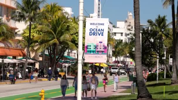 Miami Beach Ocean Drive an einem sonnigen Tag - MIAMI, FLORIDA - 14. Februar 2022 — Stockvideo