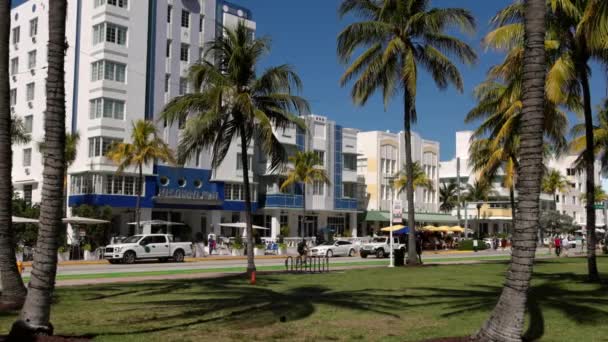 Miami Beach Ocean Drive em um dia ensolarado - MIAMI, FLORIDA - FEVEREIRO 14, 2022 — Vídeo de Stock
