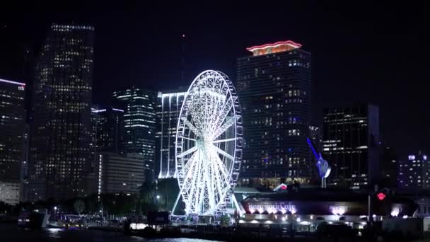 Skyline de Miami con vistas panorámicas Ferris Rueda de noche - MIAMI, FLORIDA - 14 de FEBRERO de 2022 — Vídeos de Stock