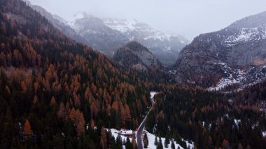 İtalya 'nın yukarısından - Dolomitler kışın Güney Tyrol' da