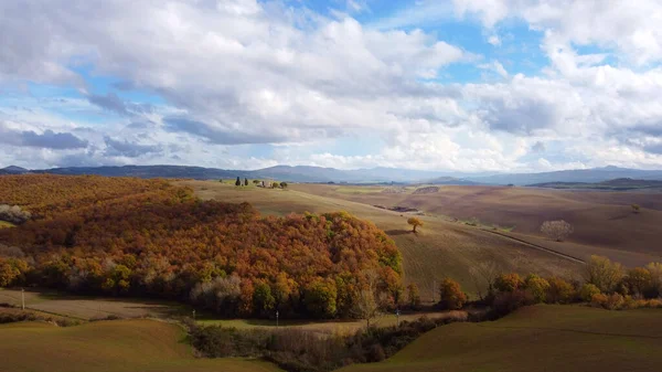 Typisch landgoed in Toscane - geweldig uitzicht vanuit de lucht — Stockfoto