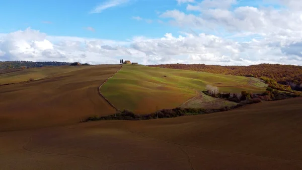 Toscana colorida - a vista típica sobre os campos rurais do deserto de Acconia — Fotografia de Stock