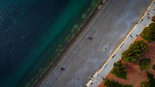 Verbazingwekkend blauw water van de Middellandse Zee aan de kust van Italië — Stockfoto
