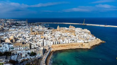 Monopoli, İtalya - İtalya 'nın doğu kıyısında yukarıdan bir şehir