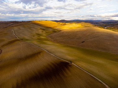 Tuscany 'deki tipik manzara - renkli kırsal alanlar ve tepeler