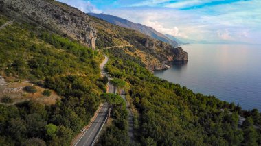 Sapri 'deki inanılmaz kıyı yolu - İtalya' nın batı kıyısı - hava manzarası