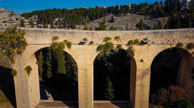 İtalya 'nın Puglia kentindeki Gravina köprüsünün üzerindeki hava manzarası - yukarıdan antik su kemeri