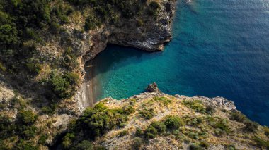 İtalya 'nın batı kıyısında güzel bir gizli koy.