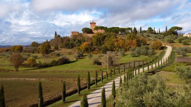Tuscany 'deki tipik kır arazisi. İnanılmaz bir hava manzarası.
