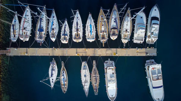 Човни на пристані - вид зверху — стокове фото
