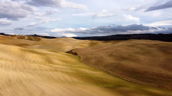 Typische ländliche Felder und Landschaft in der Toskana — Stockfoto