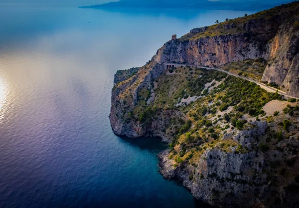 İtalya kıyılarındaki Akdeniz 'in inanılmaz mavi suları. — Stok fotoğraf