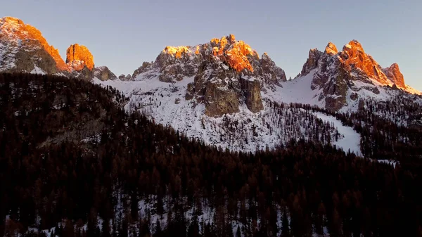 Beau coucher de soleil sur les Dolomites en Italie - les Alpes italiennes au Tyrol du Sud — Photo