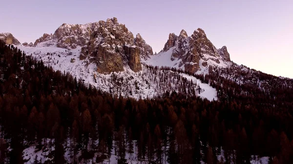 Bergssjö i Dolomiterna - de italienska alperna i Sydtyrolen på vintern — Stockfoto