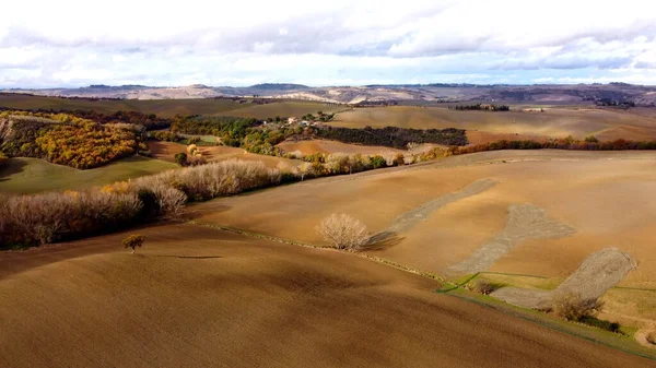 Πολύχρωμη Τοσκάνη - η τυπική θέα πάνω από τα αγροτικά πεδία της ερήμου Acconia — Φωτογραφία Αρχείου