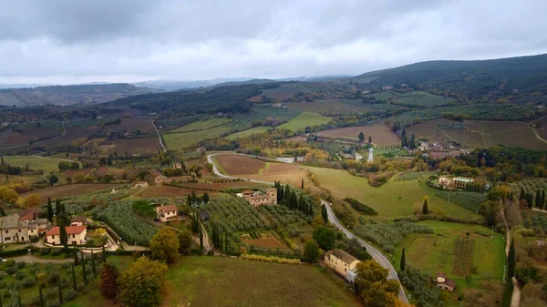 Farbenfrohe Toskana in Italien - die typische Landschaft und die ländlichen Felder von oben — Stockfoto