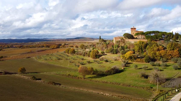 Wunderschöne toskanische Felder im Herbst - wunderschöne Toskana Italien — Stockfoto