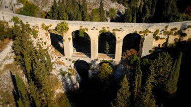 İtalya 'nın Puglia kentindeki Gravina köprüsünün üzerindeki hava manzarası - yukarıdan antik su kemeri