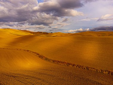 İtalya 'da renkli Toskana - yukarıdan tipik manzara ve kırsal alanlar