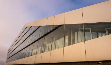 Hamburg 'daki Modern Dockland ofis binası - HAMBURG ŞEHRİ, ALMANY - 21 ARALIK 2021