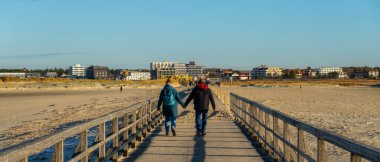 Kuzey Frizya 'daki Wadden Denizi kıyısındaki rıhtımda - Kuzey Frizya, Almanya - 21 Aralık 2021