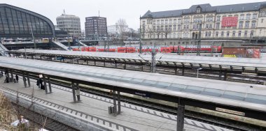 Hamburg Merkez Tren İstasyonu - HAMBURG ŞEHRİ, GERMANİ - 21 ARALIK 2021