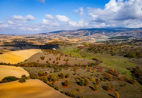 위 에서부터 아름다운 시골 풍경 과놀라운 자연 속을 날고 있는 이탈리아 — 스톡 사진