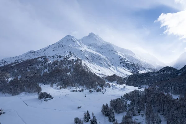 Dağlardaki muhteşem kış manzarası - İsviçre Alpleri — Stok fotoğraf