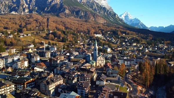 Město Cortina d Ampezzo v dolomitských italských Alpách - letecký pohled — Stock fotografie