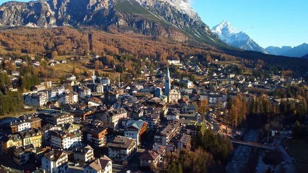 Cortina d Ampezzo v dolomitských italských Alpách - letecký pohled — Stock fotografie