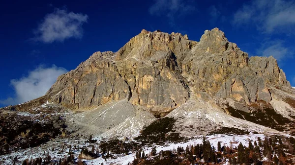 İtalya 'nın güneyindeki Dolomitler' in muhteşem kış manzarası. — Stok fotoğraf