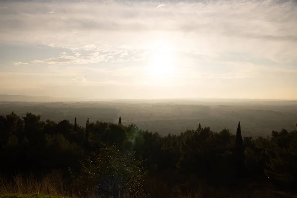 Ampla vista de ângulo sobre a bela paisagem italiana ao pôr do sol de Castel del monte — Fotografia de Stock