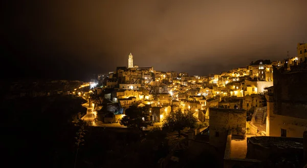 Дивовижне місто Матера в Італії вночі — стокове фото
