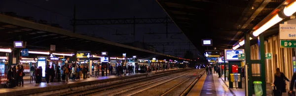 バーリ市内の中央鉄道駅-イタリア,バリ- 2021年10月31日 — ストック写真