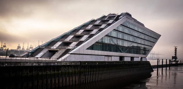 Edifício moderno de escritórios Dockland em Hamburgo - CIDADE DE HAMBURGO, ALEMANHA - 21 DE DEZEMBRO DE 2021 — Fotografia de Stock