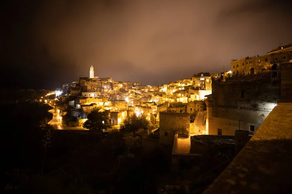 Дивовижне місто Матера в Італії вночі — стокове фото