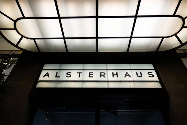 Alsterhaus store in Hamburg - CITY OF HAMBURG, GERMANY - 21 ДЕКАБРЯ 2021 — стоковое фото