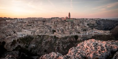 Gün batımında Matera İtalya üzerinde panoramik manzara