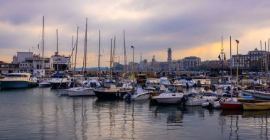 Bari İtalya marinasında tekneler - BARI, İtalya - 31 Ekim 2021