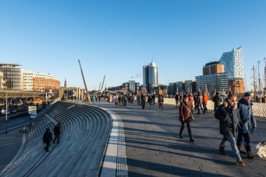 Güneşli bir günde Hamburg Limanı 'nda yürüyen insanlar - HAMBURG Şehri - 21 Aralık 2021