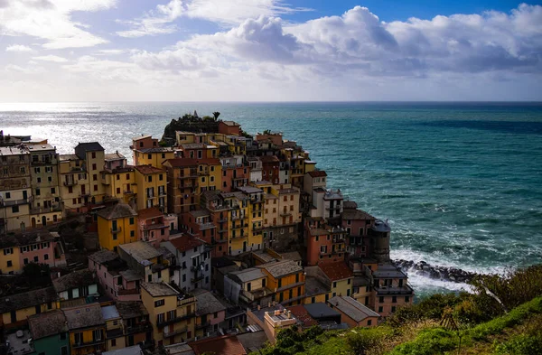 Bela costa de Cinque Terre na Itália em um dia ensolarado — Fotografia de Stock