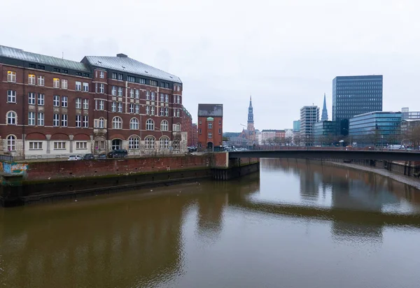 Hamburg warehouse district in the harbour - CITY OF HAMBURG, ALEMANIA - 21 DE DICIEMBRE DE 2021 — Foto de Stock