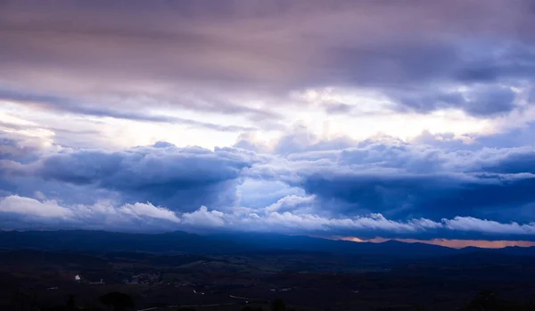 Dramatische wolken op een stormachtige avond — Stockfoto