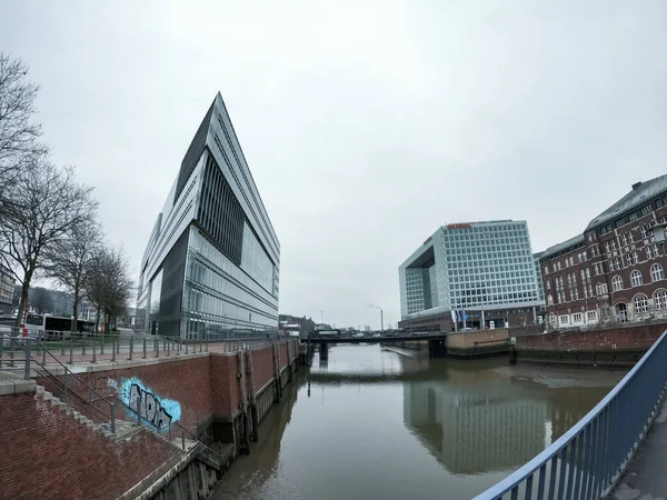 Modern irodaházak Hamburgban - HAMBURG városa, NÉMETORSZÁG - DECEMBER 21, 2021 — Stock Fotó