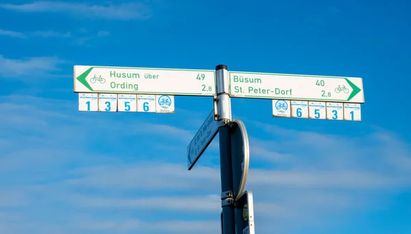 Znaki kierunkowe na plaży Świętego Piotra Ording w północnej Fryzji - NORTH FRISIA, NIEMCY - GRUDZIEŃ 21, 2021 — Zdjęcie stockowe