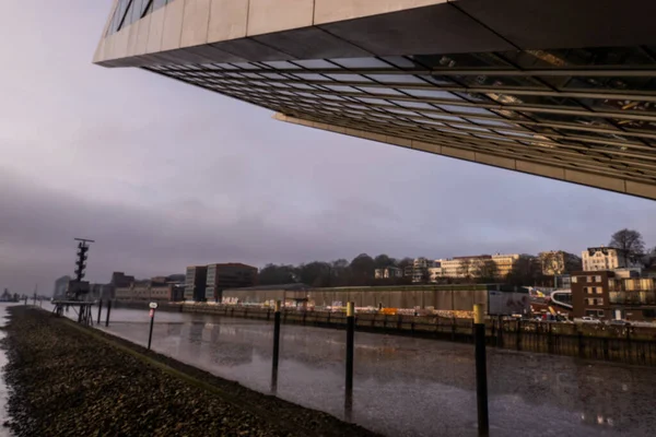 Immeuble de bureaux Dockland moderne à Hambourg - VILLE DE HAMBURG, ALLEMAGNE - 21 DÉCEMBRE 2021 — Photo