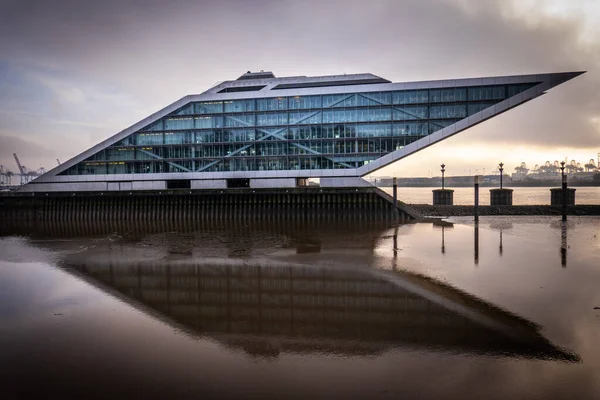 Moderne arkitektur - Dockland office building i Hamburg - CITY OF HAMBURG, GERMANY - DECEMBER 21, 2021 – stockfoto