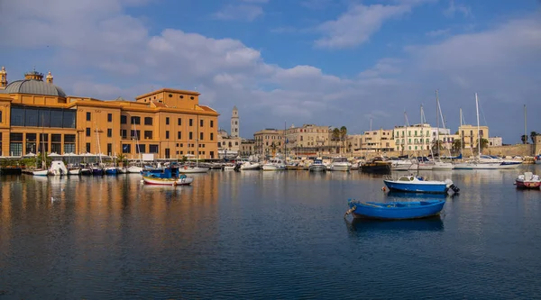 Fishing boats in the harbor of Bari at the Italian coast — Stock Photo, Image